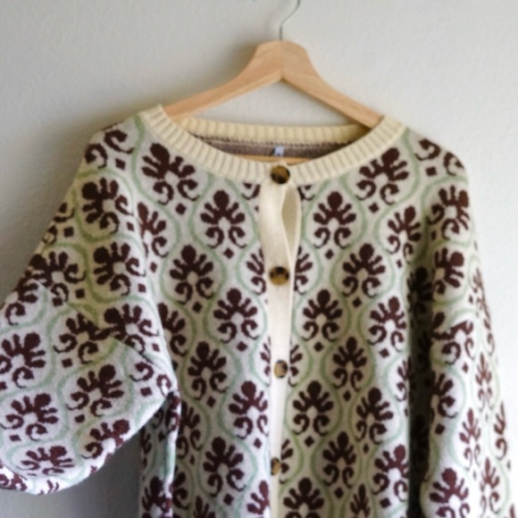 Vintage-inspired Women’s Cardigan Sweater - Picture 5 of 7